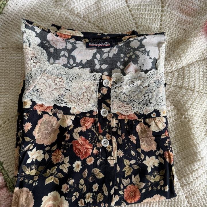 Black floral || feeding friendly || 502.